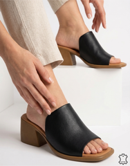 Detaliu toc confortabil papuci negri eleganți