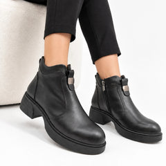 Ghete dama Basel din piele naturala neagra, cu talpa de 4 cm, accesoriu metalic frontal si fermoar lateral