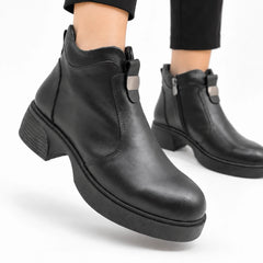 Ghete dama Basel din piele naturala neagra, cu talpa de 4 cm, accesoriu metalic frontal si fermoar lateral