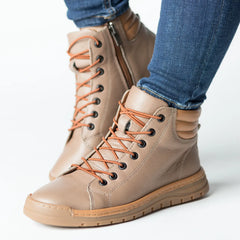 Women's beige and brown ankle boots with zipper made of genuine leather Molivo