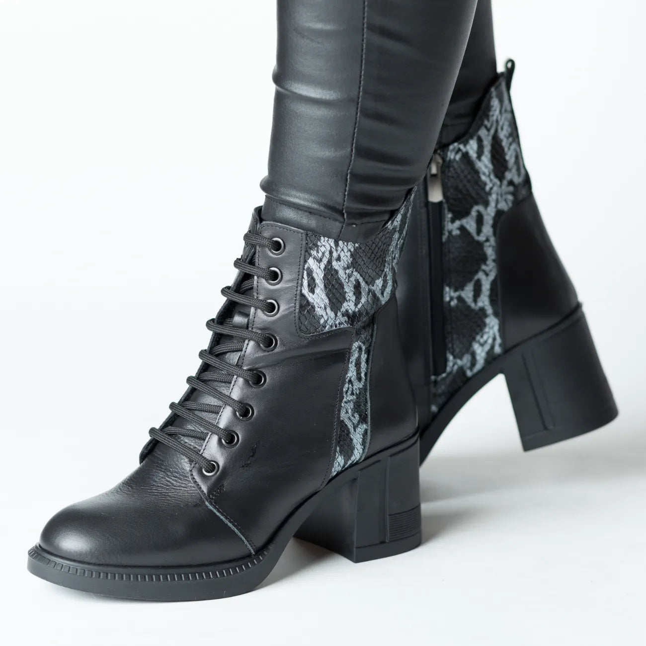 Botine cu toc Negru de dama din piele naturala imprimat Combat