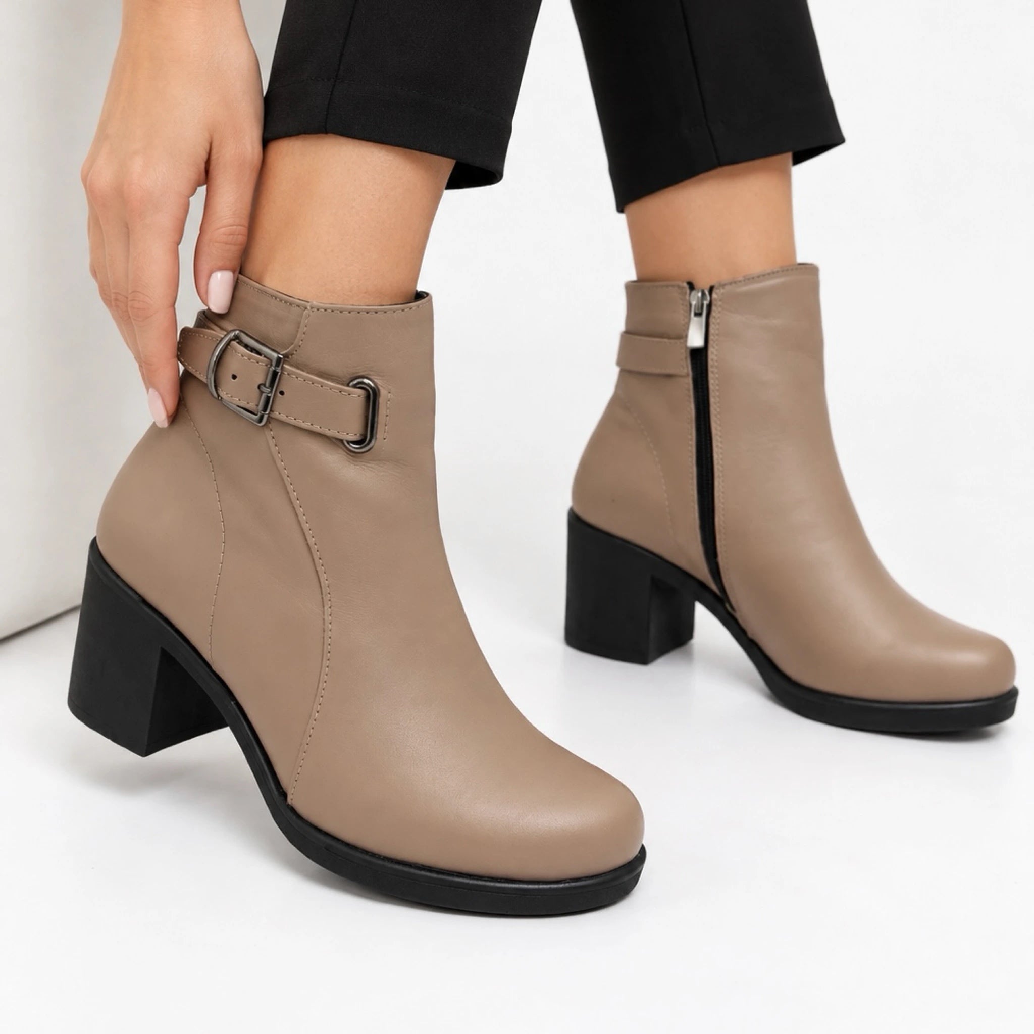 Botine dama Geneva din piele naturala khaki bej, cu toc gros de 7 cm si bareta laterala cu catarama metalica