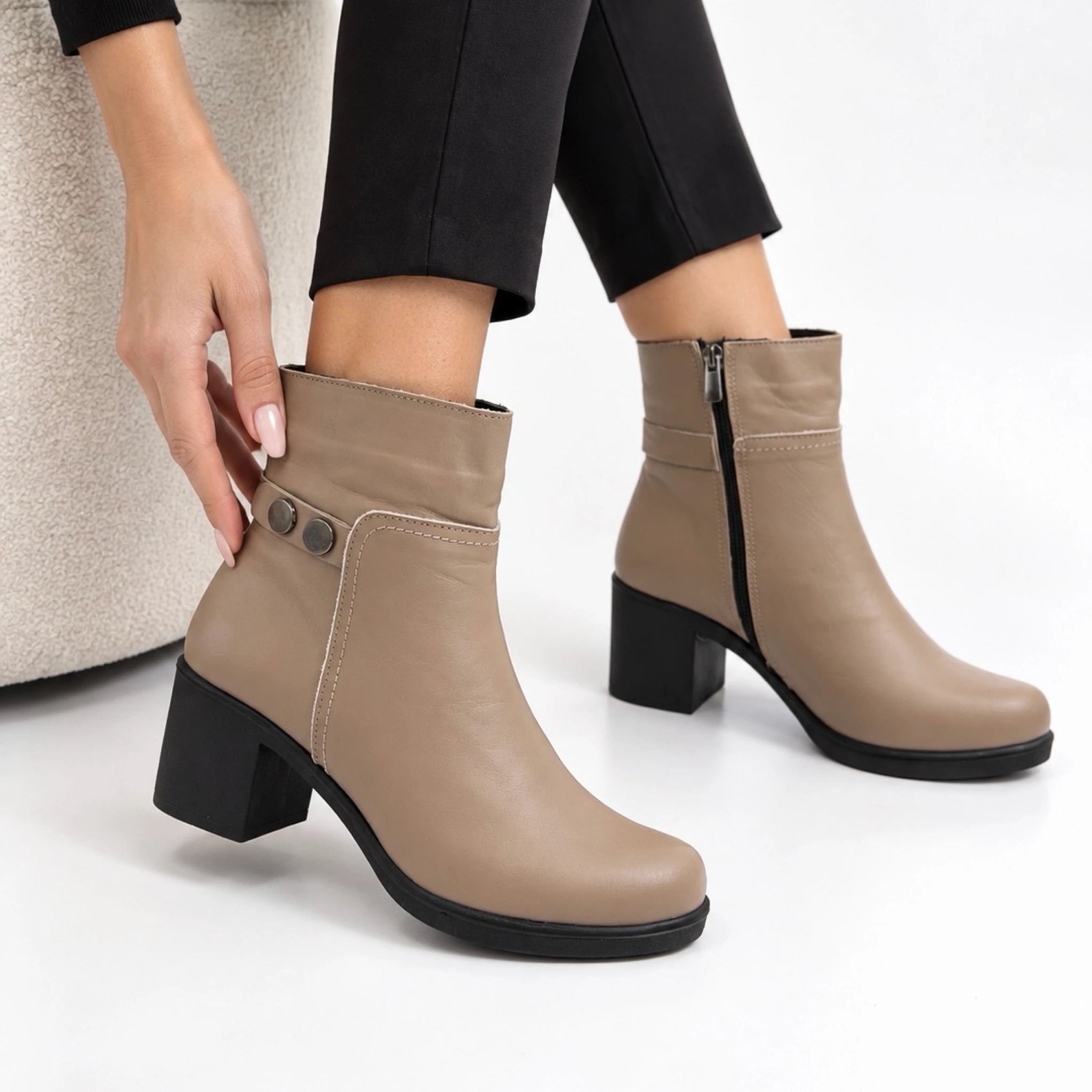 Botine dama Zurich din piele naturala khaki vizon, cu toc gros negru de 7 cm si accesorii metalice laterale