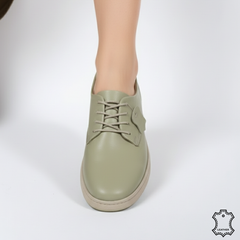 Detaliu design modern pantofi casual verzi