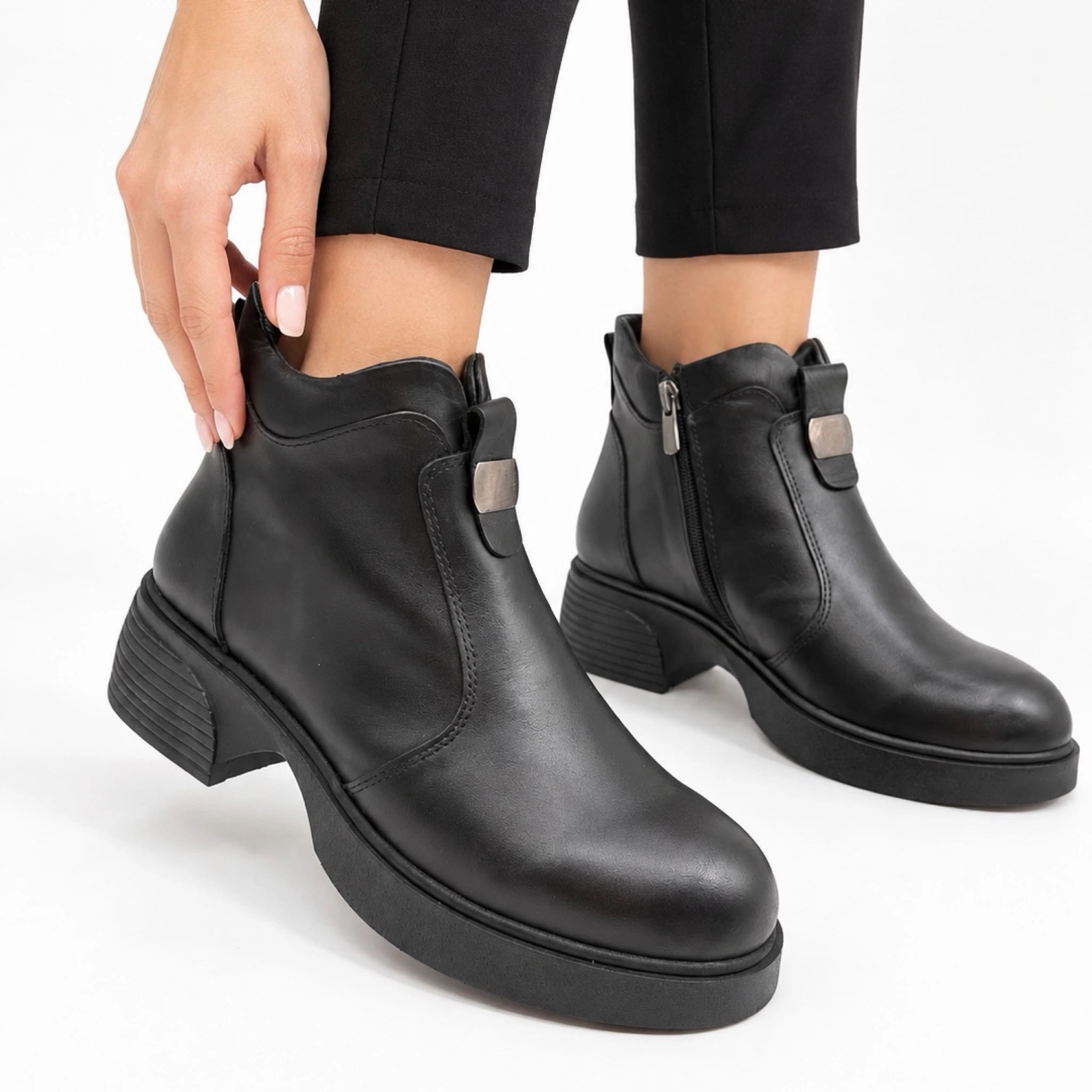 Ghete dama Basel din piele naturala neagra, cu talpa de 4 cm, accesoriu metalic frontal si fermoar lateral